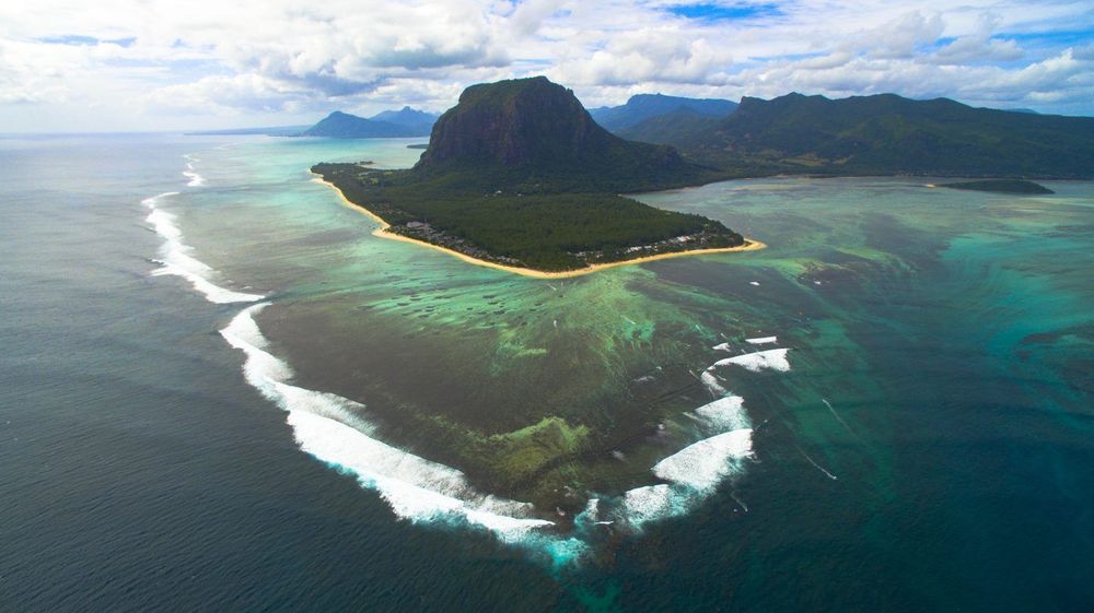 Discover the Illusion of Mauritius’ Underwater Waterfall